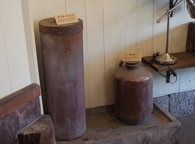 画像：感光紙の保存缶（左） 佐星醤油（株）の展示より