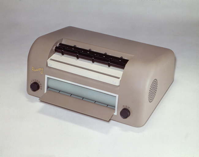 画像：国内初　湿式複写機「リコピー101」1955年発売