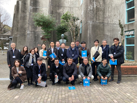 画像：市村記念体育館 胸像と