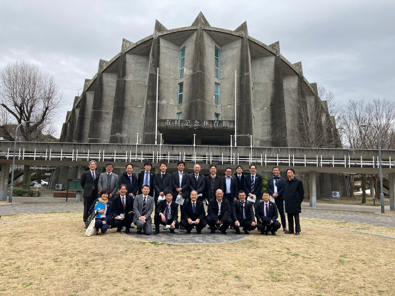 画像：市村記念体育館の前で