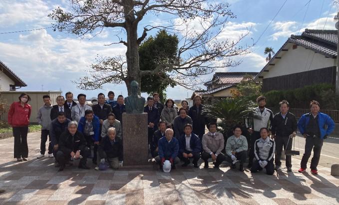 画像：綺麗に清掃した公園で集合写真