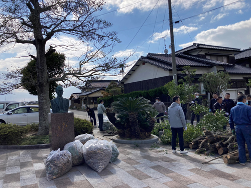 画像：落ち葉を拾い集め綺麗に清掃