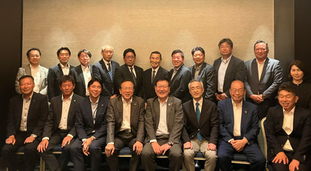 画像：九州支部　吉村支部長（前列左から4人目）をはじめ九州支部の皆さん