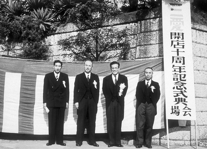 画像：「西銀座デパート」オープニングのテープカットをされる三笠宮・同妃両殿下と市村（1958年9月30日）