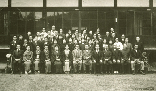 画像:1947年11月、社員一同による記念撮影(前列中央に市村夫妻)