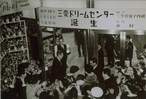 画像:人であふれる会場入口
