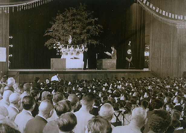 画像:母校北茂安小学校講堂贈呈式(1958.4.29)
