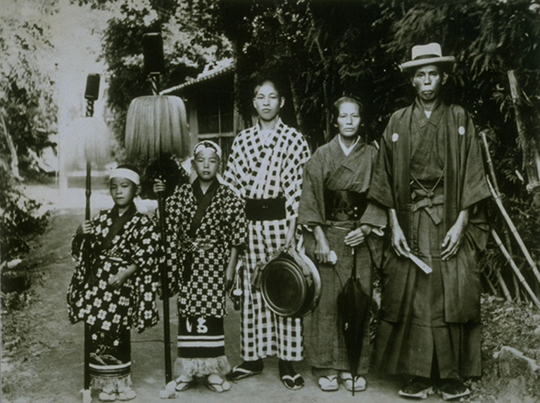 画像：1918年頃、佐賀県北茂安村の生家前にて。右端が父の豊吉、その隣は母のツ子、真ん中が清