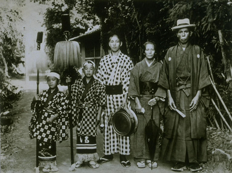 画像:1918年頃、佐賀県北茂安村の生家前にて。右端が父の豊吉、その隣は母のツ子、真ん中が清