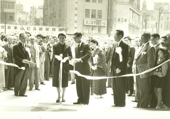画像：1958（昭和33）年9月30日に開催された西銀座デパートオープニングセレモニーにてテープカットをされる三笠宮、同妃両殿下