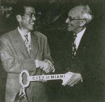 画像：マイアミ市議会議長から名誉市民のキーを受ける