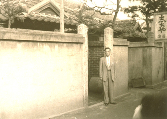 画像：開業時の吉村商会のあった場所にて（1955年）