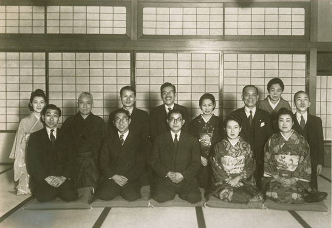 画像:1946(昭21)年、築地・新喜楽にて宮様方と(高松宮、三笠宮、閑院宮各殿下、三笠宮、閑院宮両妃殿下他、後列中央が市村夫妻)
