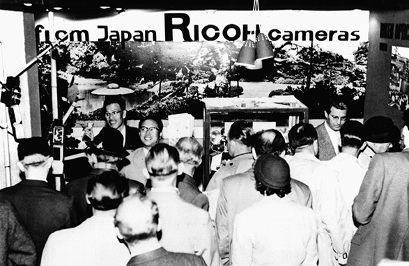 画像:フォトキナに初出展(ドイツ:1956年9月)