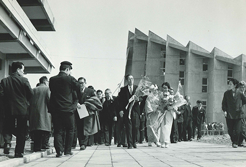 画像：落成式に参加する市村（1963年）