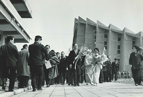 画像:落成式に参加する市村(1963年)