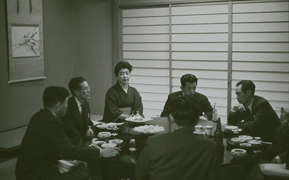 画像:市村学校の様子(料亭にて、左から2番目が市村校長)