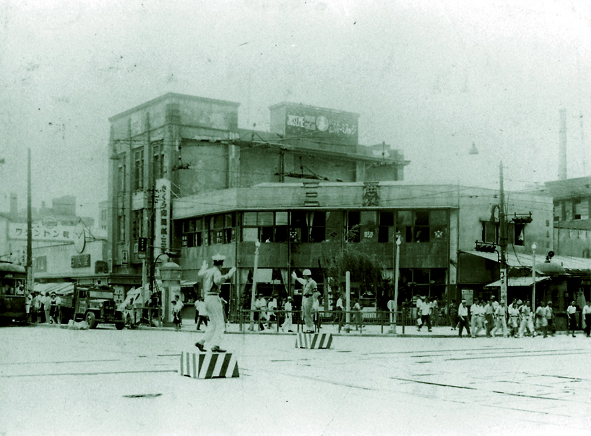 画像：開業時の三愛（銀座4丁目交差点：1946年頃）