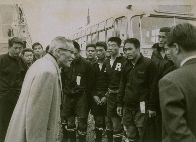 画像：全国社会人大会の準決勝　試合前に激励（1968年1月）　
