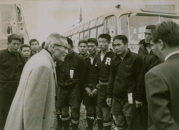 画像:全国社会人大会の準決勝 試合前に激励(1968年1月)