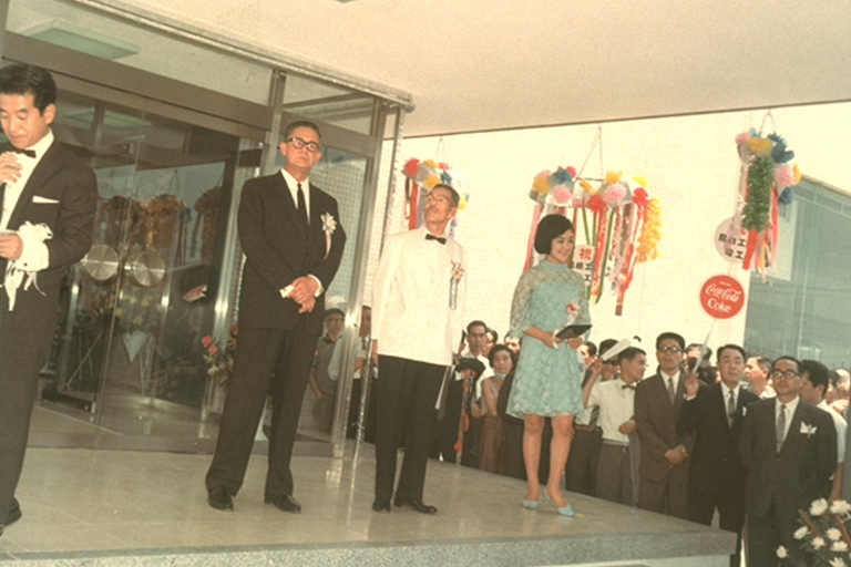 画像：日米コカ・コーラボトリング鳥栖工場完成披露  コカ・コーラエクスポートＣｏ., ロバーツ副社長（左）（1967年6月）