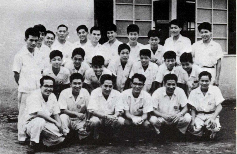 画像：第一期技術養成者の実習記念（大森機械技術研修工場前にて　1957年9月）