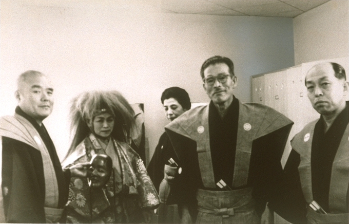 画像：理研光学工業 本社落成 ホール舞台披らき演目「猩々」幸恵夫人と（1958年4月）