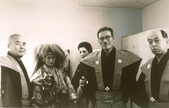 画像:理研光学工業 本社落成 ホール舞台披らき演目「猩々」幸恵夫人と(1958年4月)