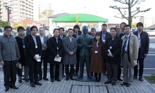 画像:市村清モニュメントとともに