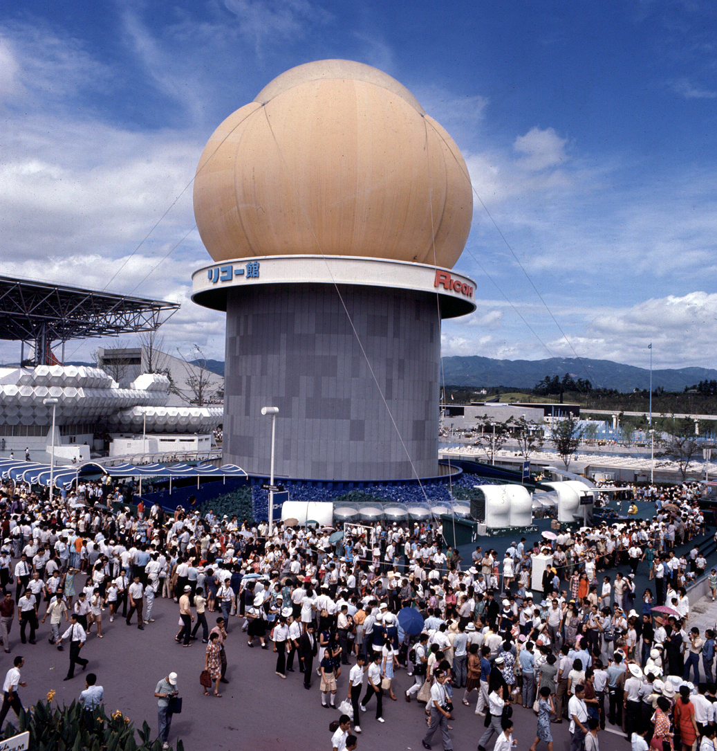 画像:大行列となったリコー館