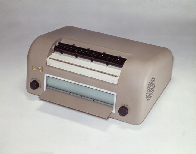 画像:国内初 湿式複写機「リコピー101」1955年発売