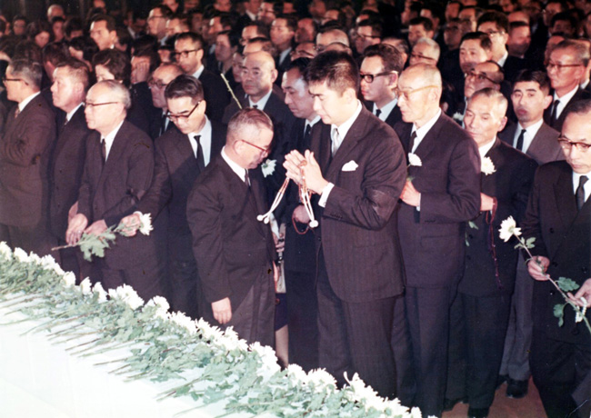 画像：市村清の葬儀で献花する石原氏（1968年12月）