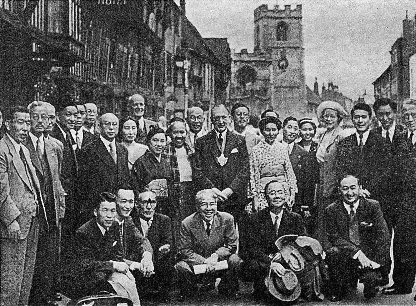 画像:1950年 MRA世界大会参加メンバーと(後列中央が市村清)