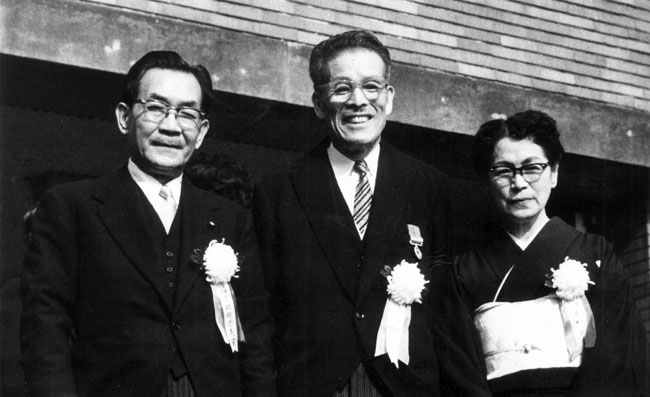 画像:三木武夫 科学技術庁長官(当時)と市村夫妻