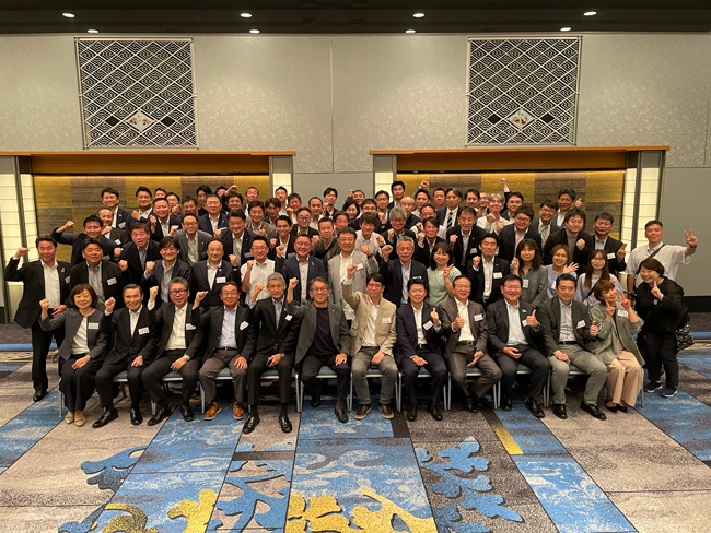 画像:三愛会 山下会長をはじめ来賓の皆様と一緒に全員で記念撮影
