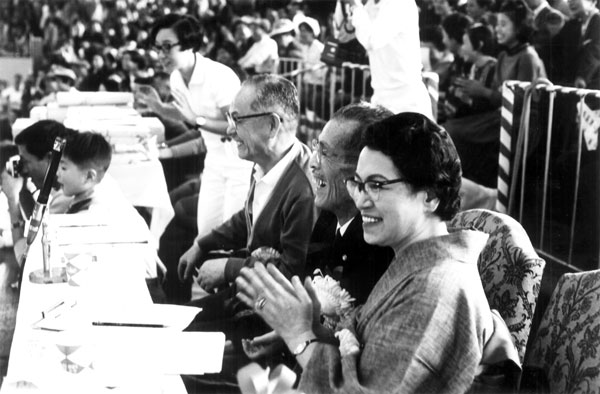 画像：笑顔で声援を送る市村夫妻　（1968年11月）