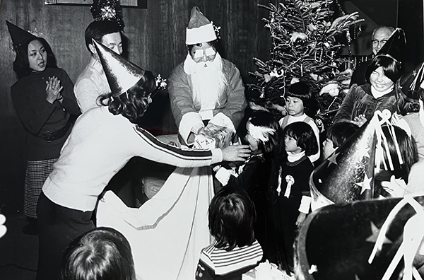 画像：プレゼントを楽しみにしている子どもたち（1975年12月　クリスマスパーティ）
