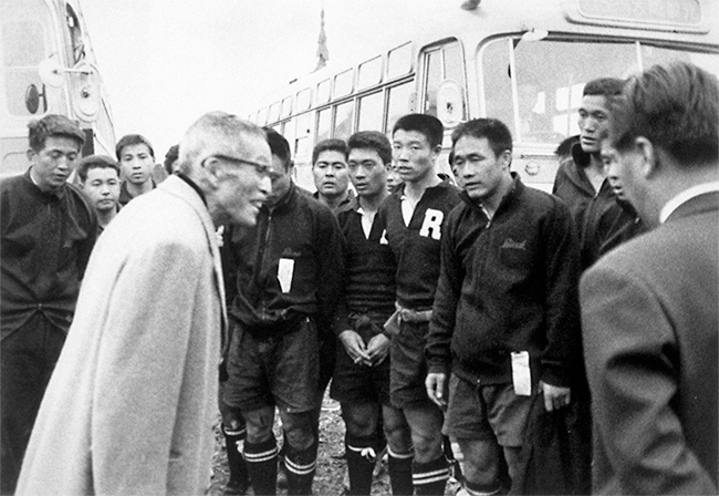 画像：準決勝で敗退した選手たちを激励 （花園ラグビー場：1968年1月）