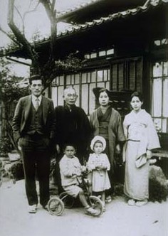 田中三四二氏一家、幸恵夫人と（1933年）