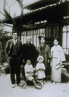 田中三四二氏一家、幸恵夫人と(1933年)
