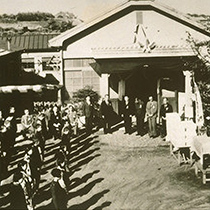 画像：1940年(昭和15)旭光学工業の新年祝賀会