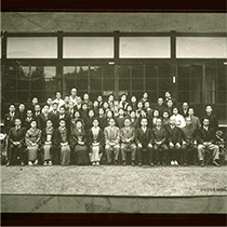 画像：1947年(昭和22)明治記念館創立時の<br>記念撮影