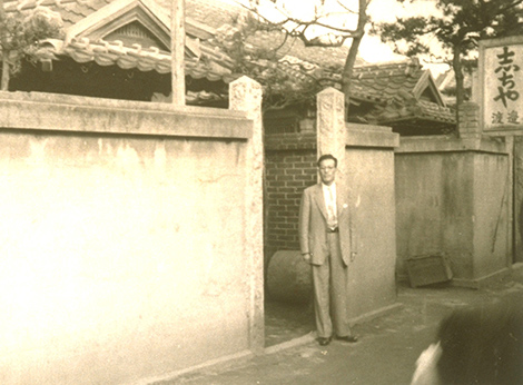 画像：1955年(昭和30)吉村商会があった場所にて