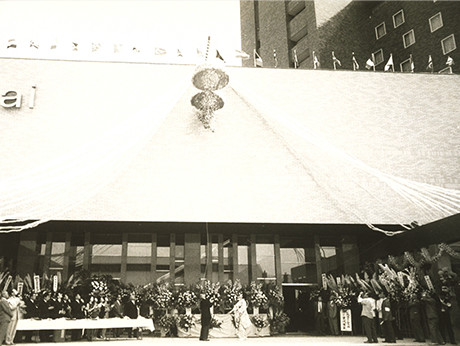 画像：1964年(昭和39)ホテル三愛の開業披露式でくす玉を開く市村