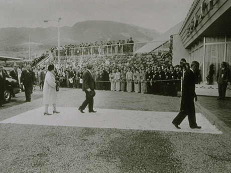 画像：1966年(昭和41)昭和天皇皇后両陛下を三愛レストハウスに案内する市村