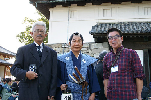 画像：左から、太田さん、鍋島茂義公に扮したサガテレビ 泉社長、リコージャパン佐賀支社 山口支社長