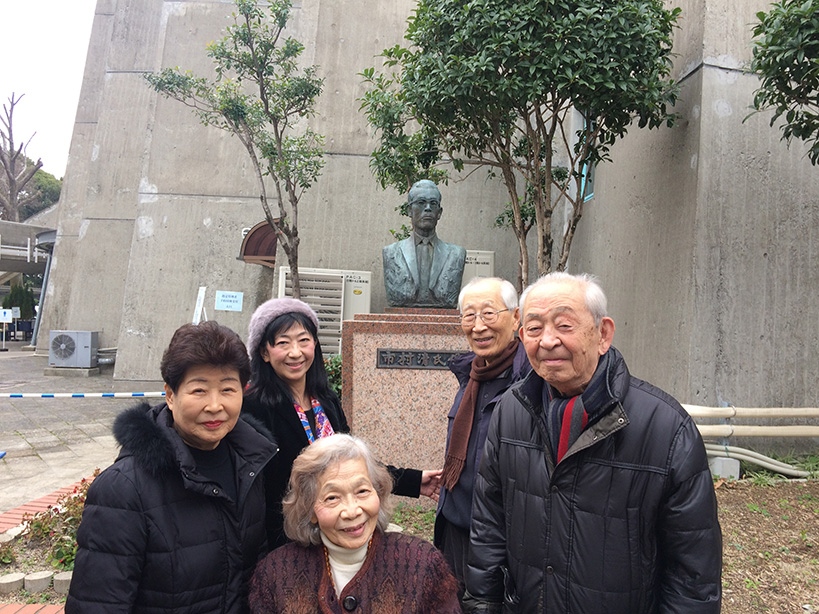 画像：維新博のメイン会場「市村記念体育館」横の市村氏胸像前で）