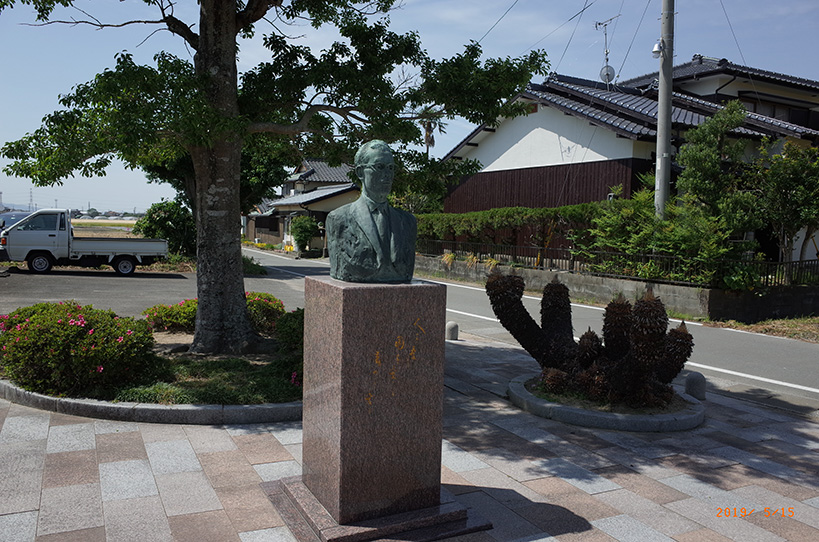 画像：市村記念公園と胸像